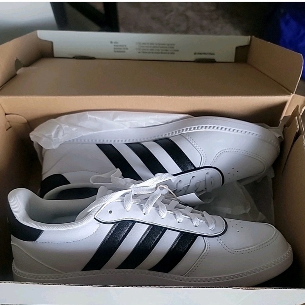 NEW Adidas Classic White and Black Trainers - Picture 4 of 8
